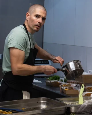Le chef Paris Roma en cuisine