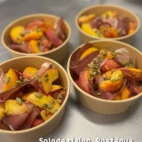 Salade melon, pastèque, speck et pêches rôties