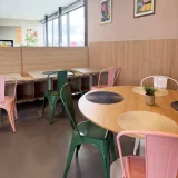 Chaises colorées et table en bois